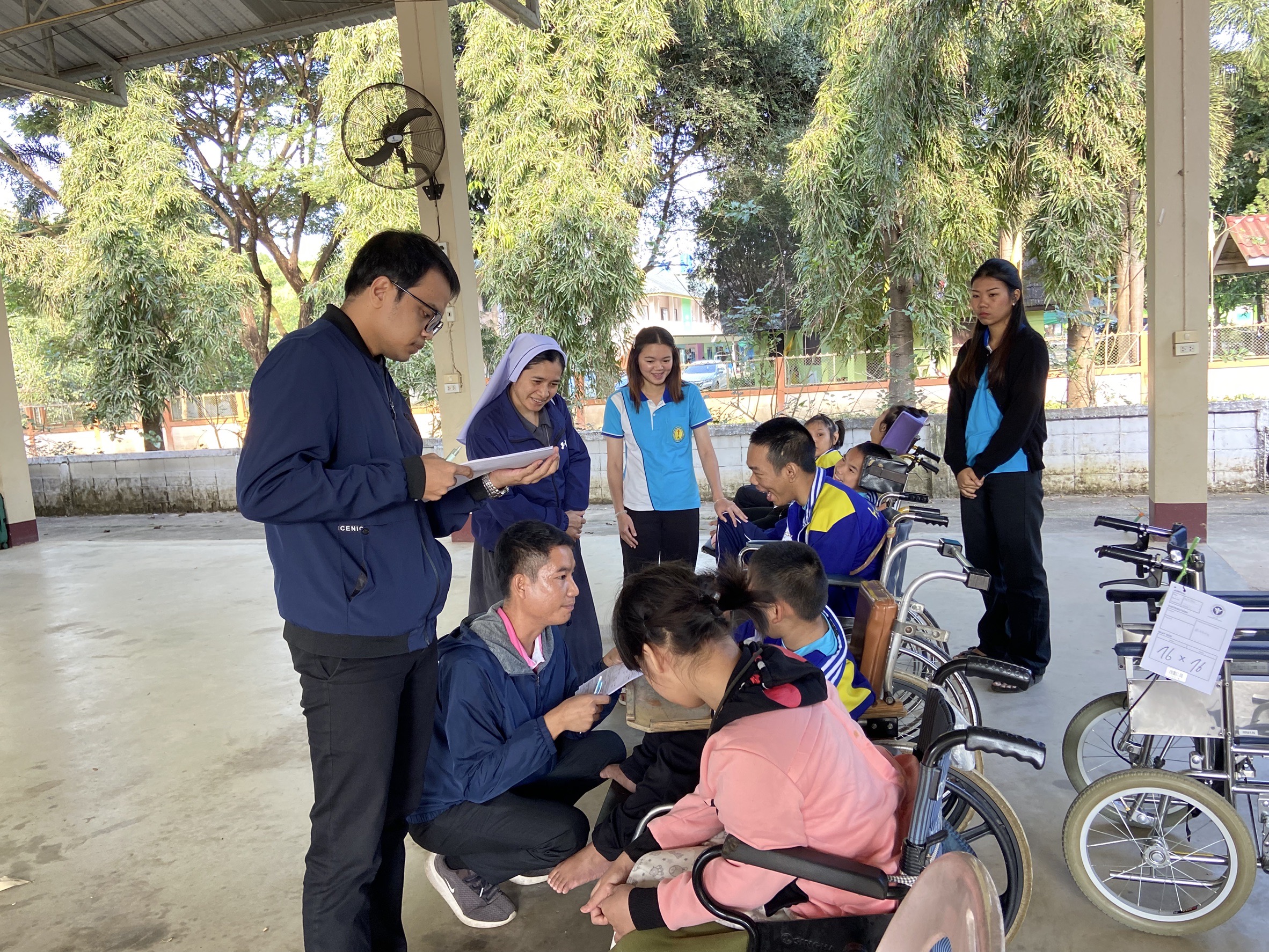 เด็ก ๆ เดินทางไปรับรถเข็นจาก RICD Wheelchair Project