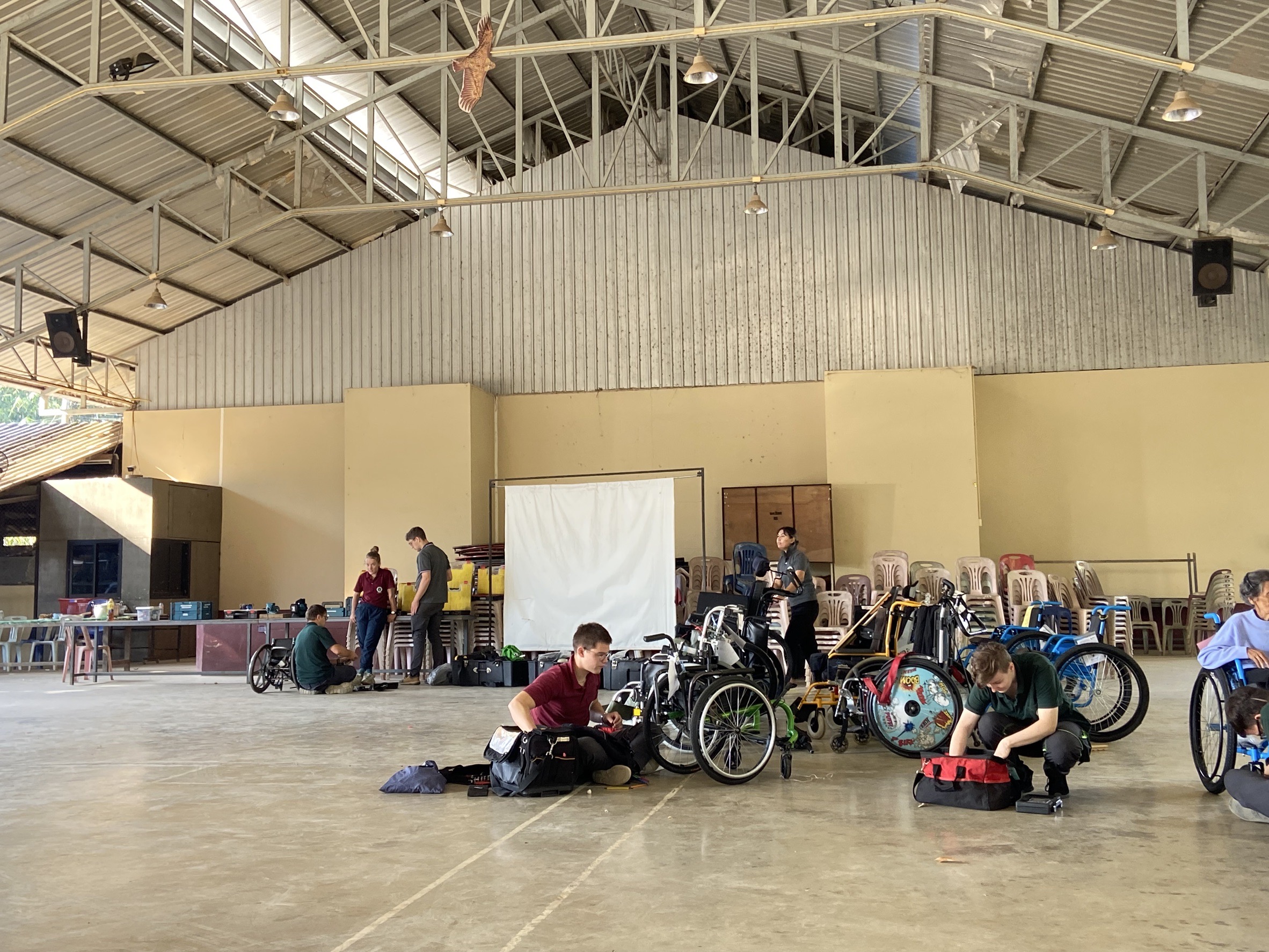 เด็ก ๆ เดินทางไปรับรถเข็นจาก RICD Wheelchair Project