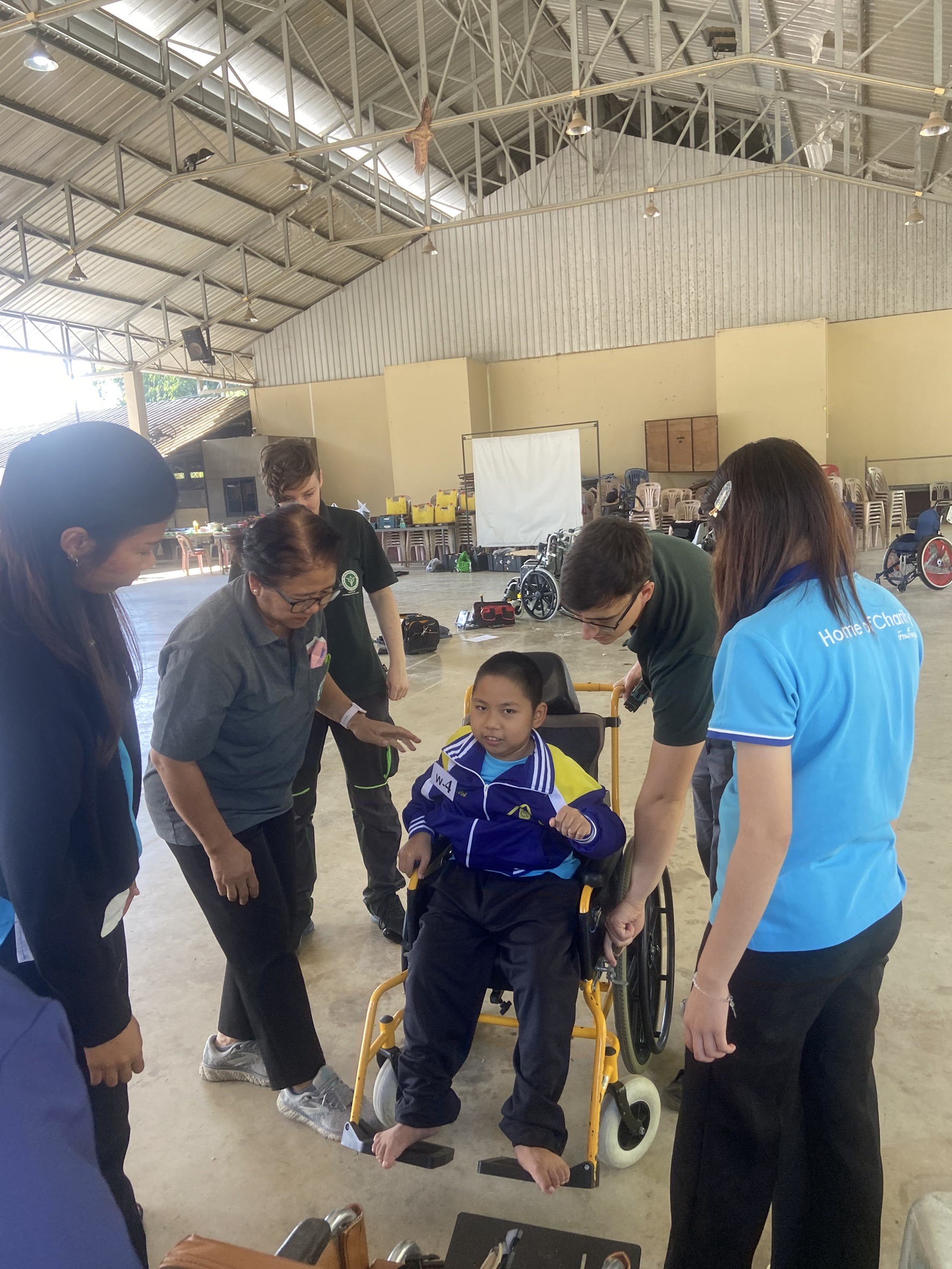 เด็ก ๆ เดินทางไปรับรถเข็นจาก RICD Wheelchair Project