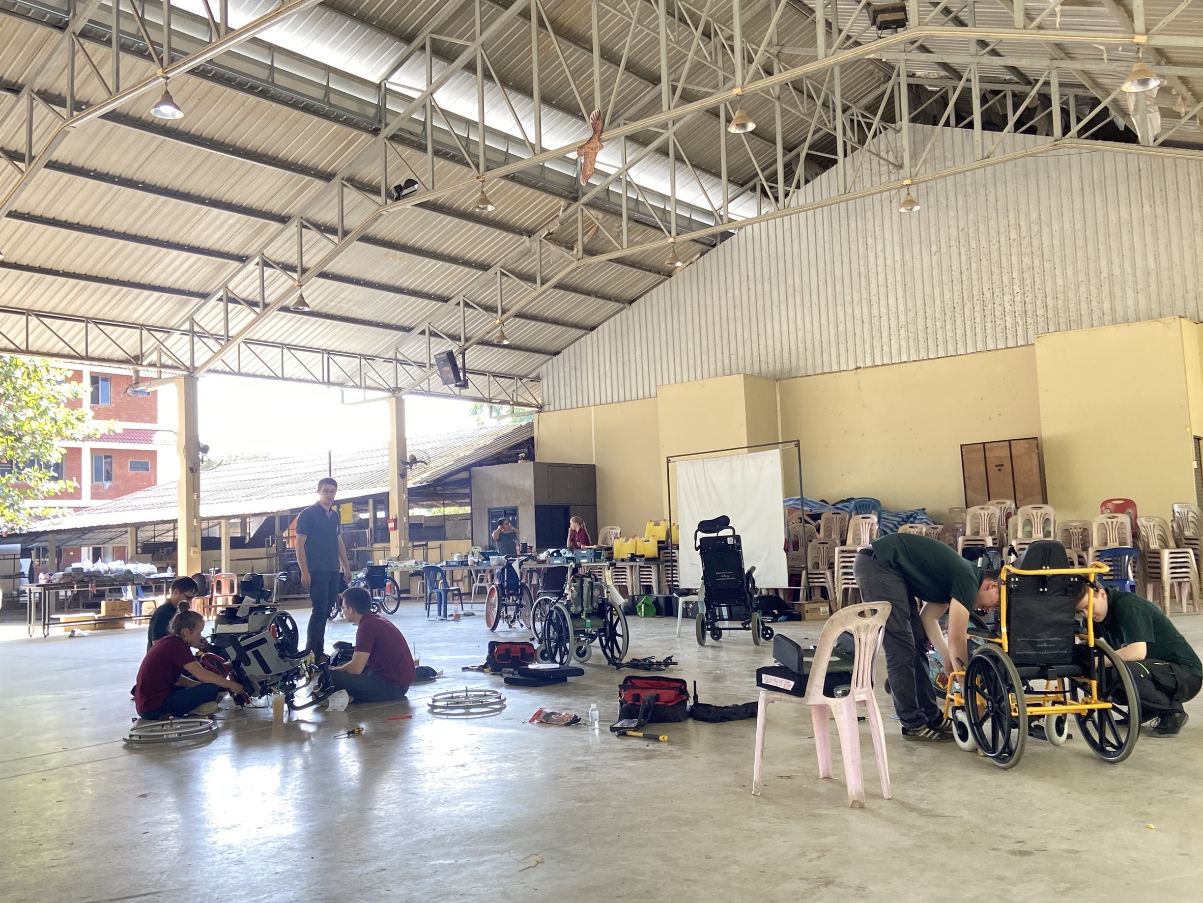 เด็ก ๆ เดินทางไปรับรถเข็นจาก RICD Wheelchair Project