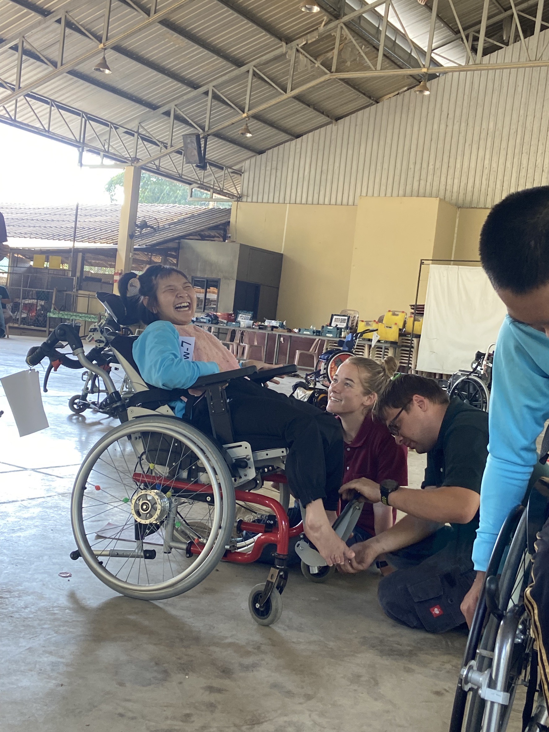 เด็ก ๆ เดินทางไปรับรถเข็นจาก RICD Wheelchair Project