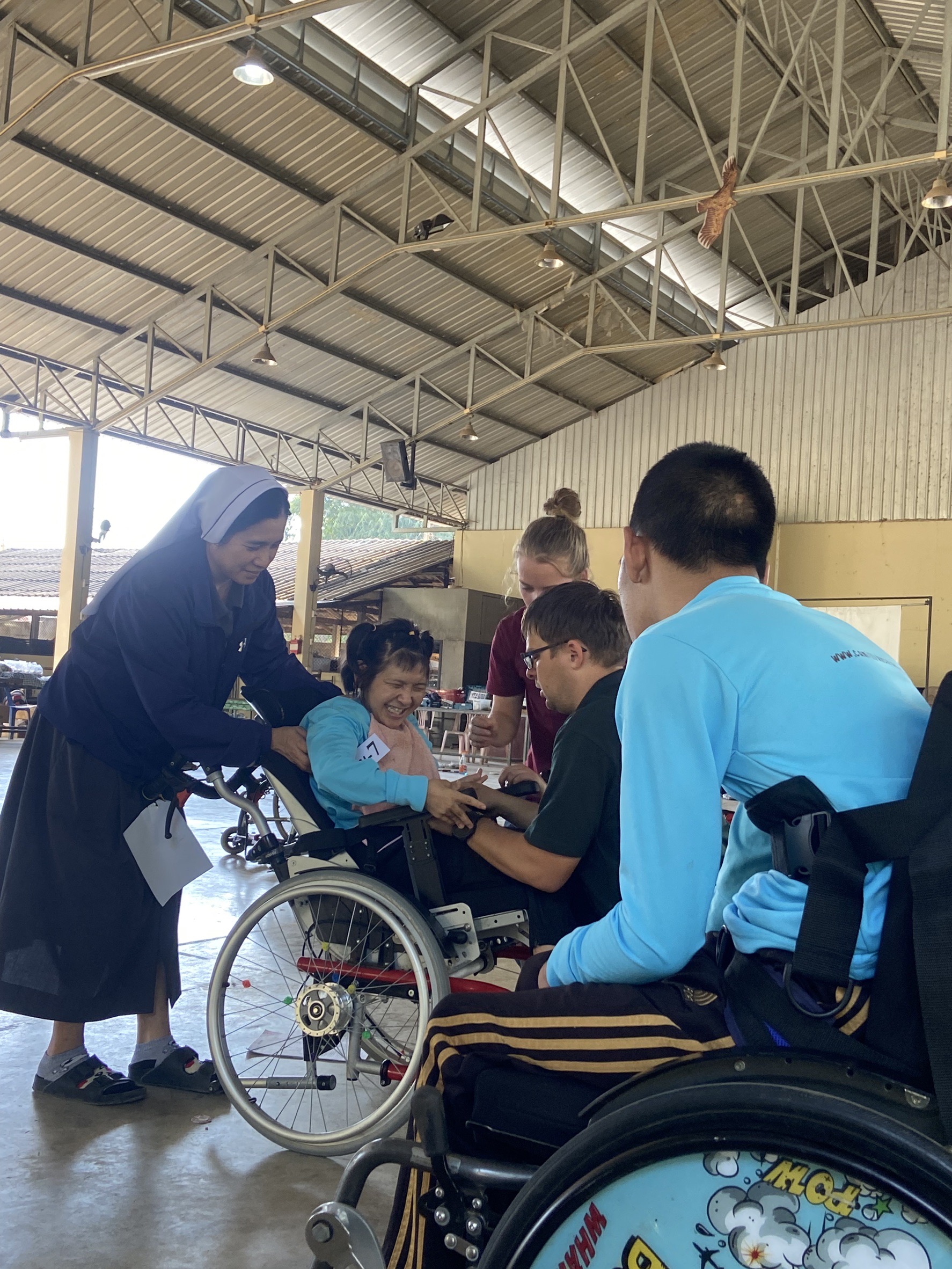 เด็ก ๆ เดินทางไปรับรถเข็นจาก RICD Wheelchair Project