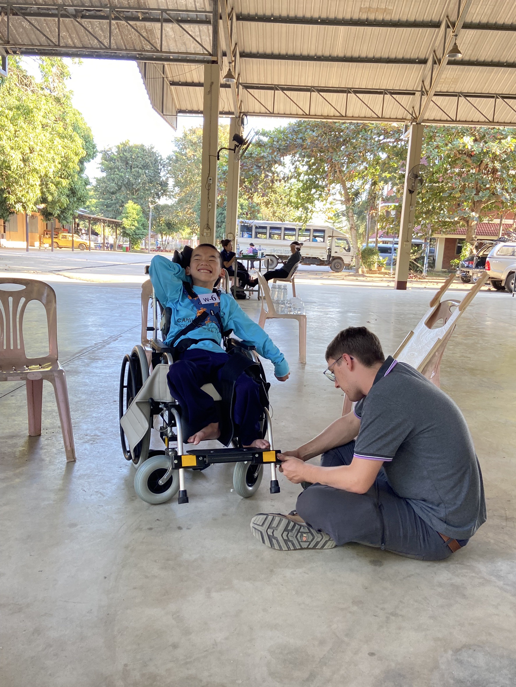 เด็ก ๆ เดินทางไปรับรถเข็นจาก RICD Wheelchair Project