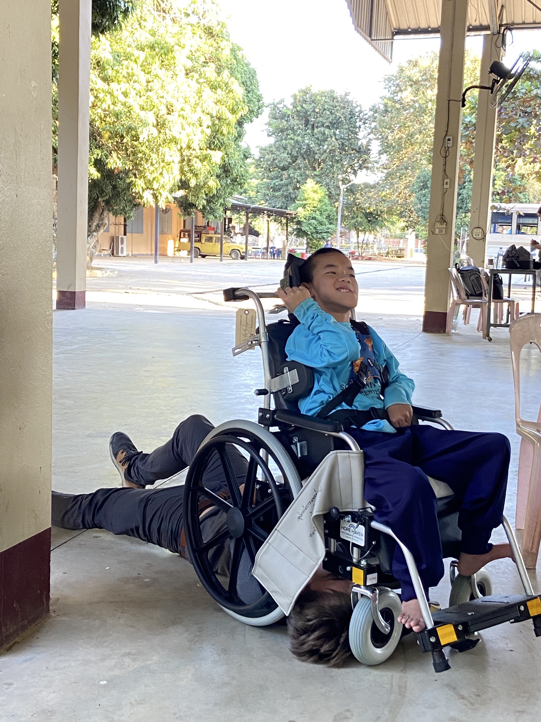 เด็ก ๆ เดินทางไปรับรถเข็นจาก RICD Wheelchair Project