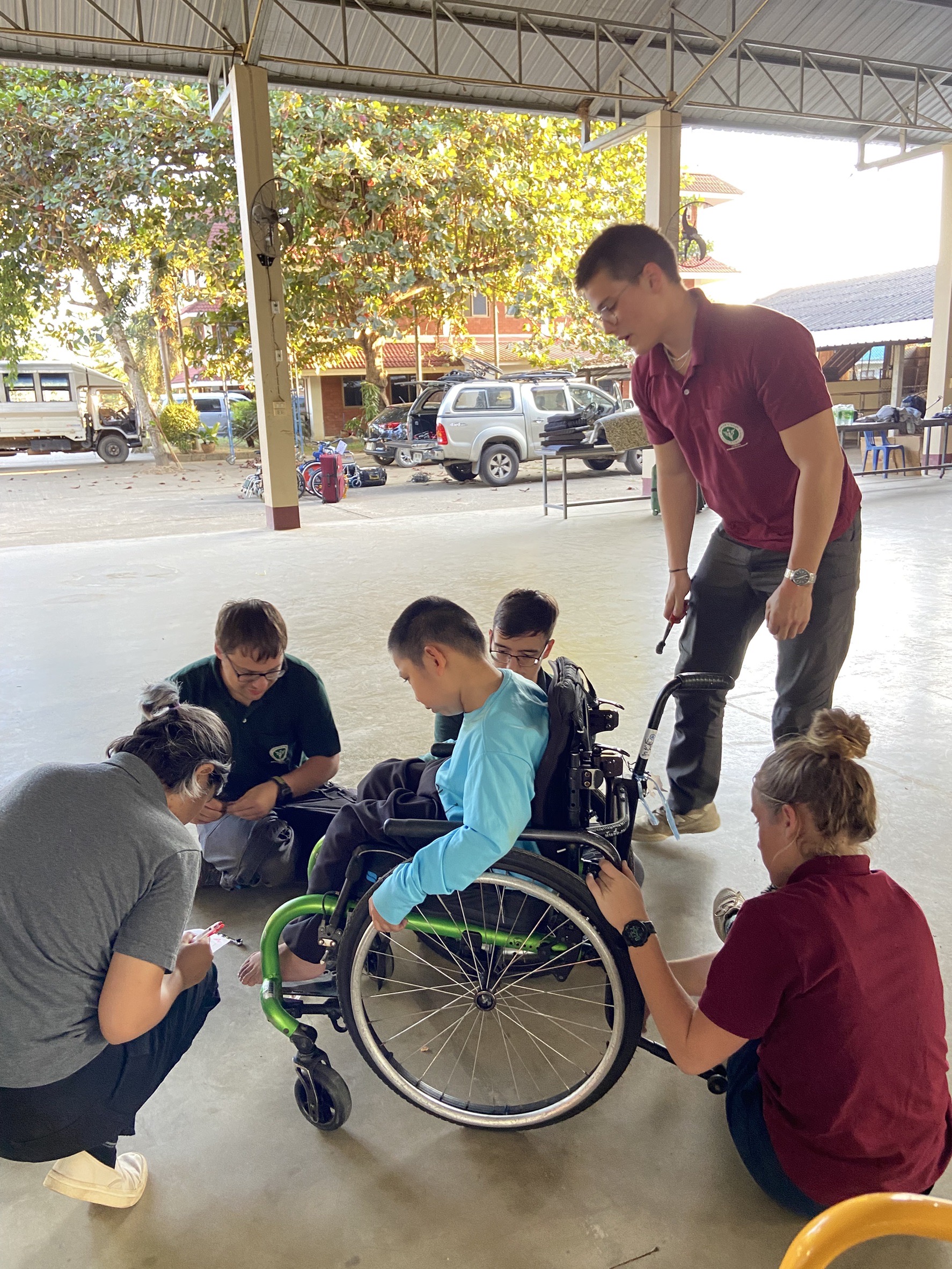 เด็ก ๆ เดินทางไปรับรถเข็นจาก RICD Wheelchair Project