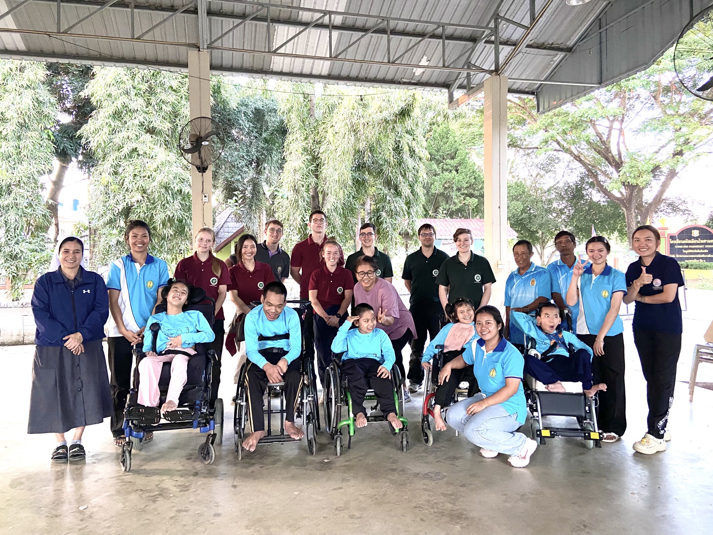 เด็ก ๆ เดินทางไปรับรถเข็นจาก RICD Wheelchair Project