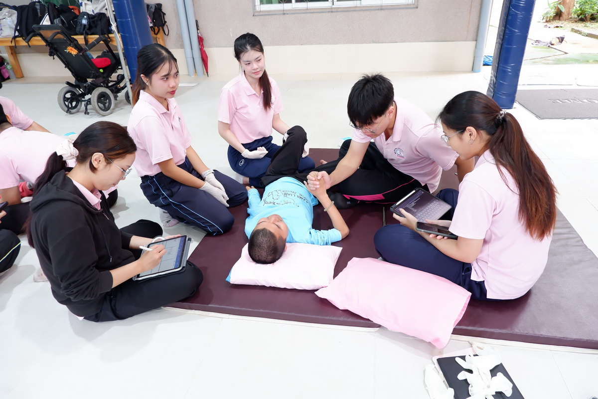 นักศึกษากายภาพบำบัด มฟล. กับภารกิจที่บ้านเกื้อกูล