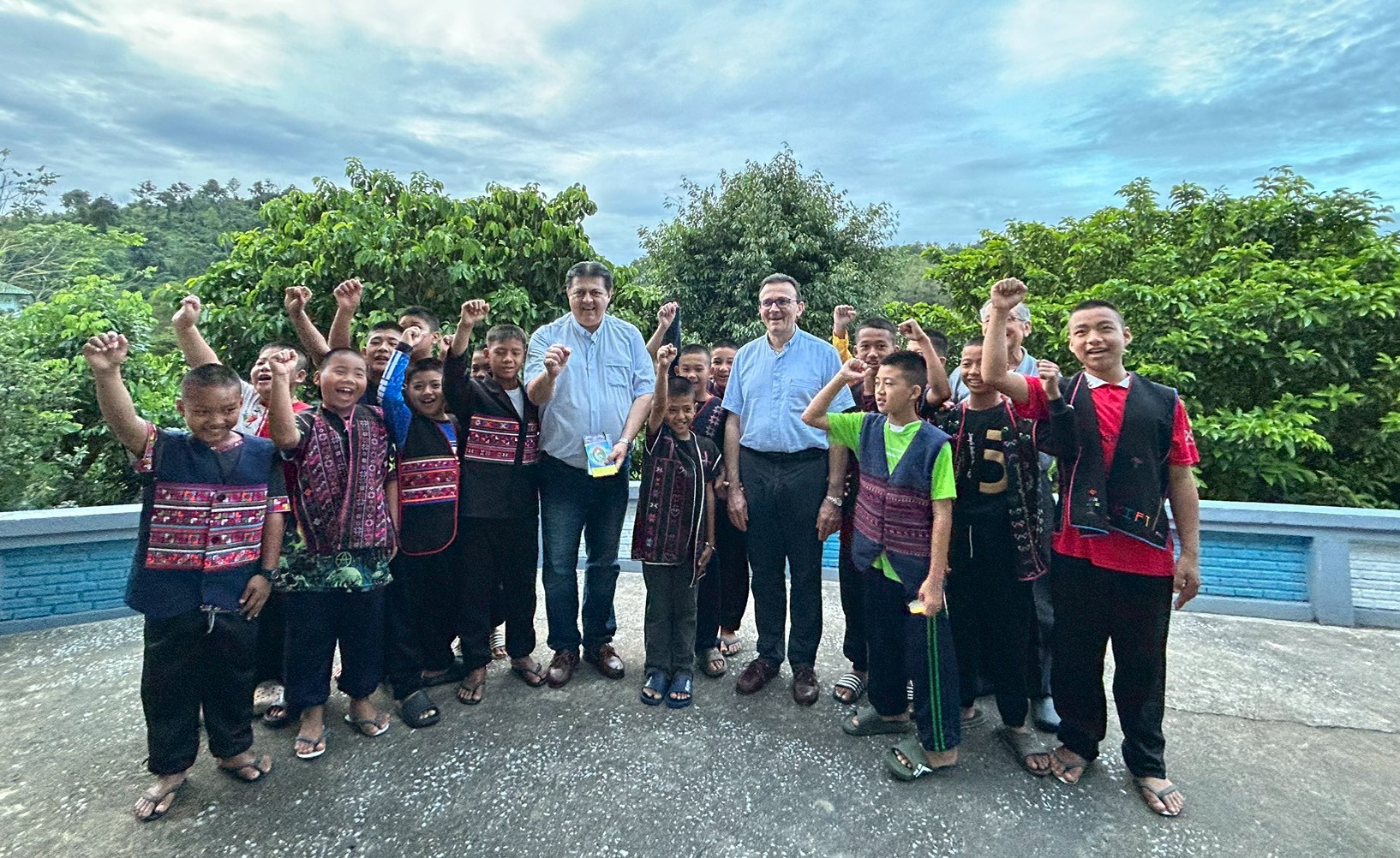 ท่านมหาอธิการ และท่านรองมหาอธิการมาเยี่ยมคามิลเลียน เชียงราย