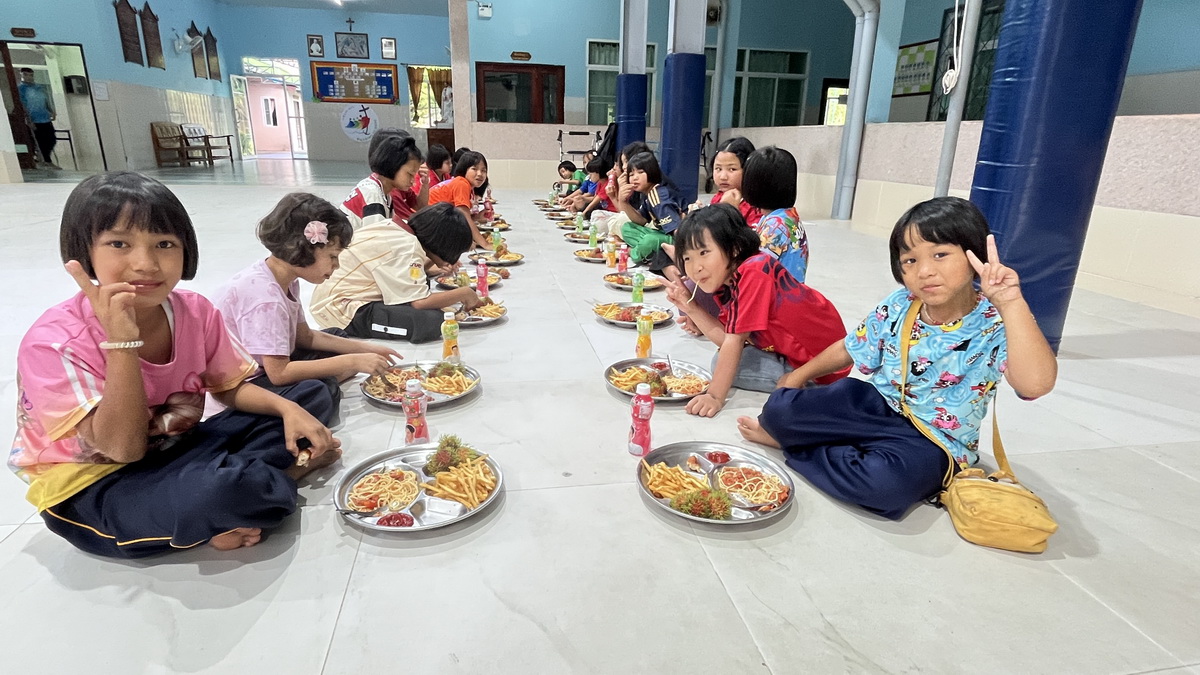 ขอกราบขอบพระคุณด้วยความสำนึกในพระคุณอย่างยิ่ง